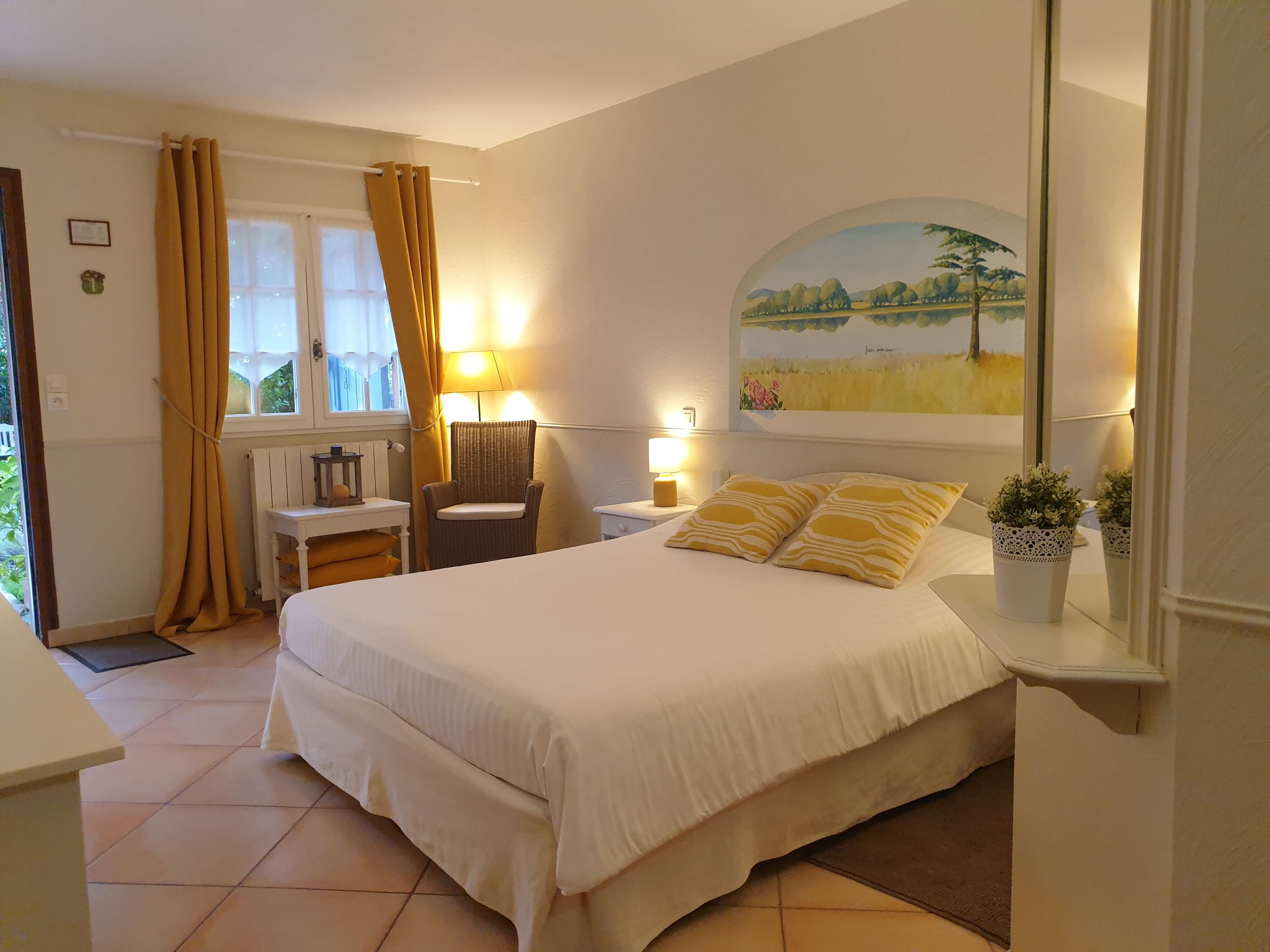 Zimmer mit gelben Akzenten