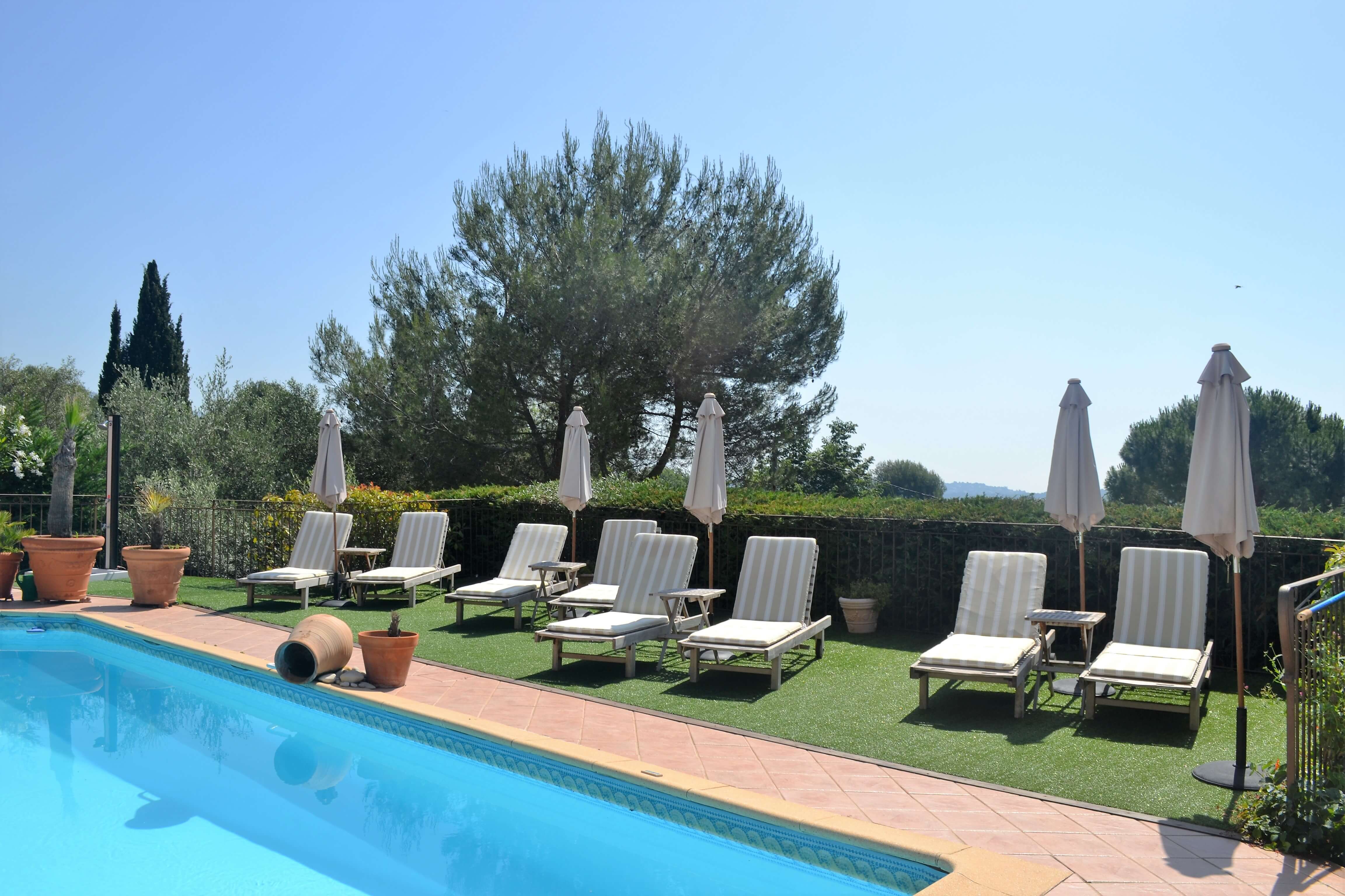 Pool mit Liegestühlen'