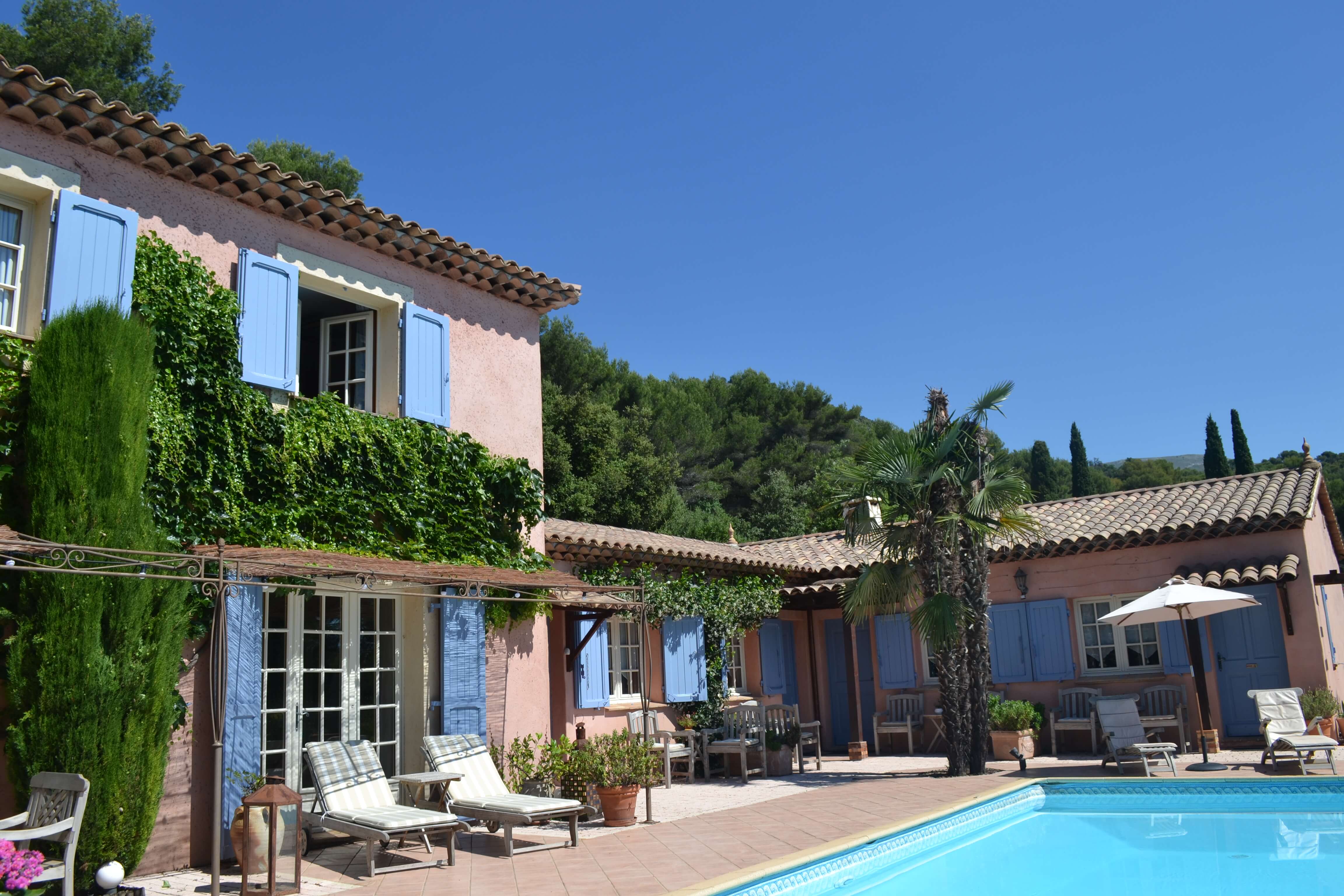 Pool mit provenzalischem Haus