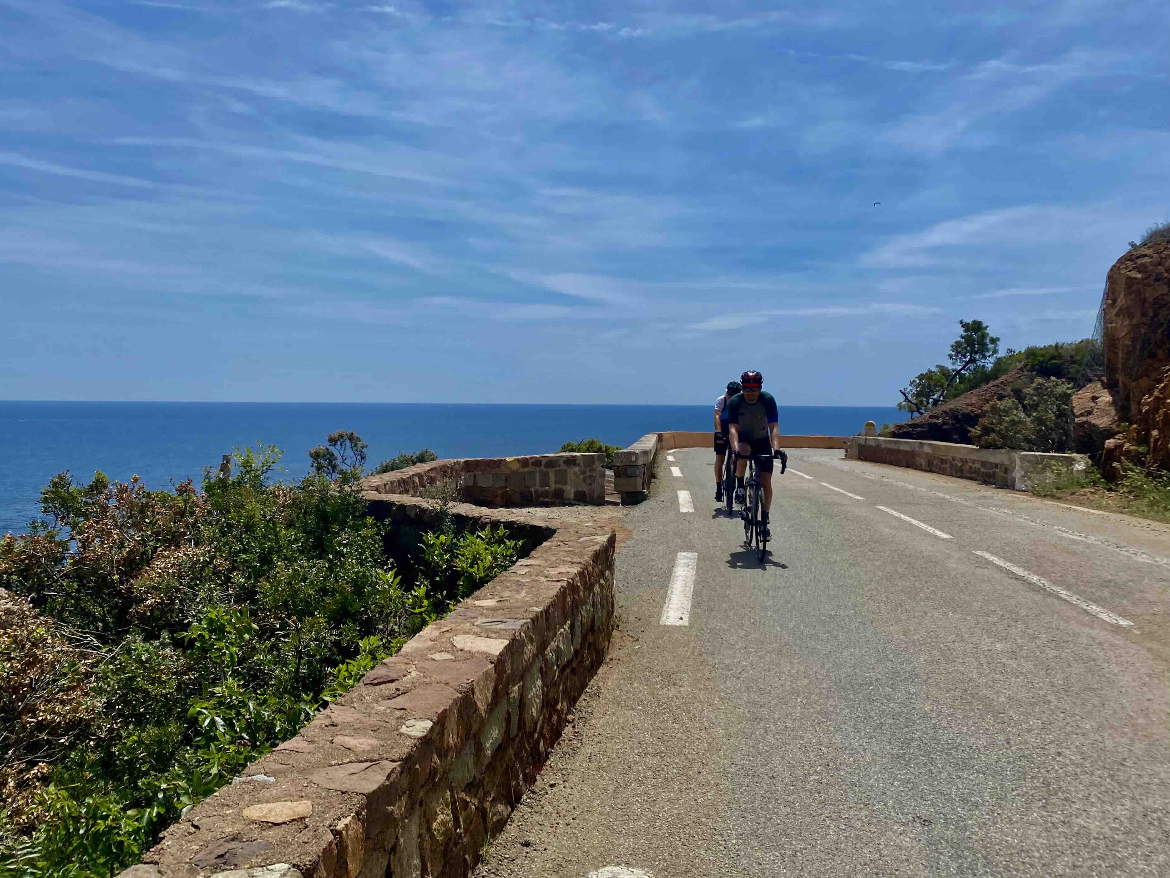 Rennradfahrer auf der Küstenstraße im Esterel über dem Mittelmeer