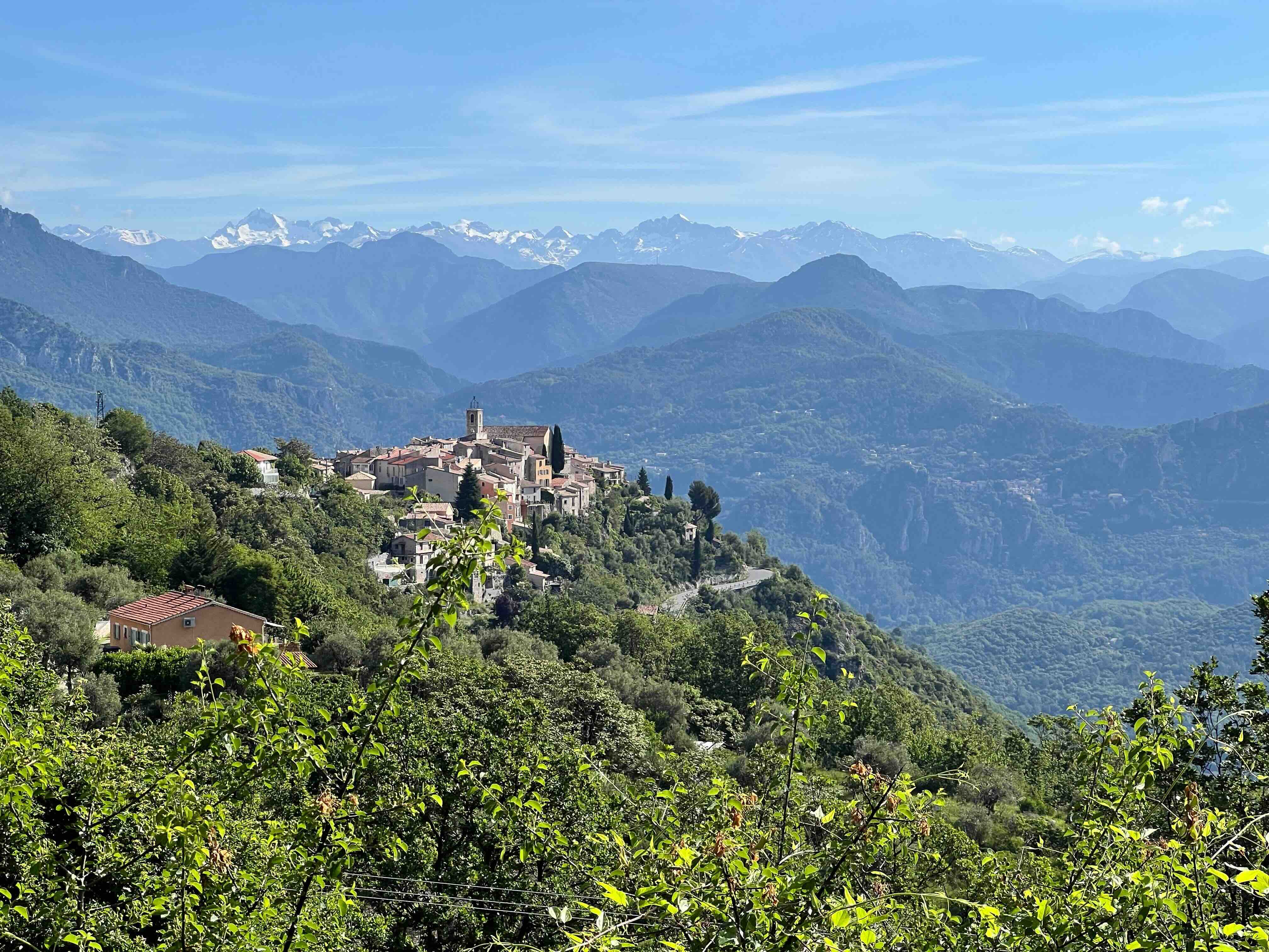Bergdorf und schneebedeckte Alpen