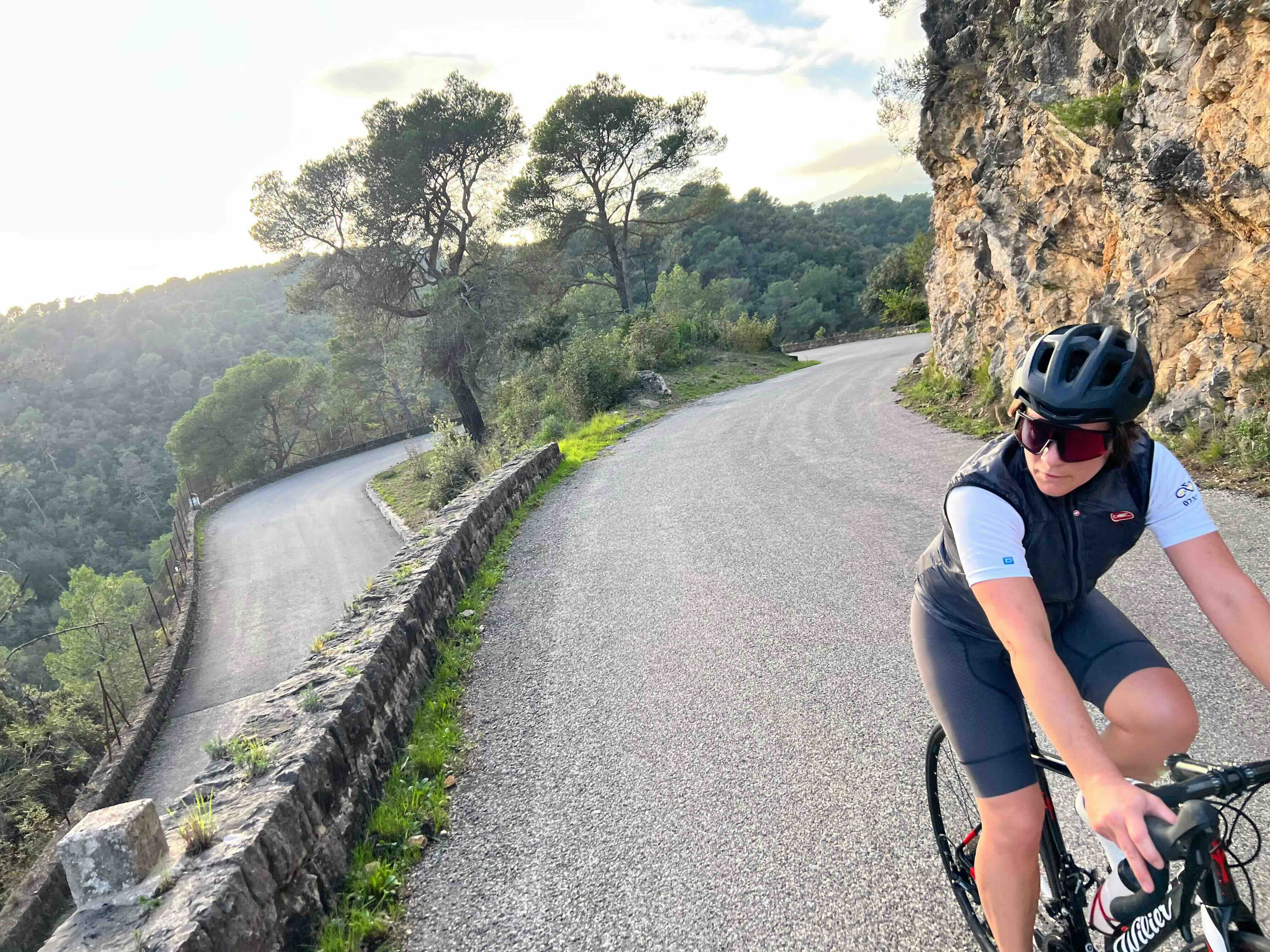 Serpentinen-Auffahrt mit Rennradfahrerin