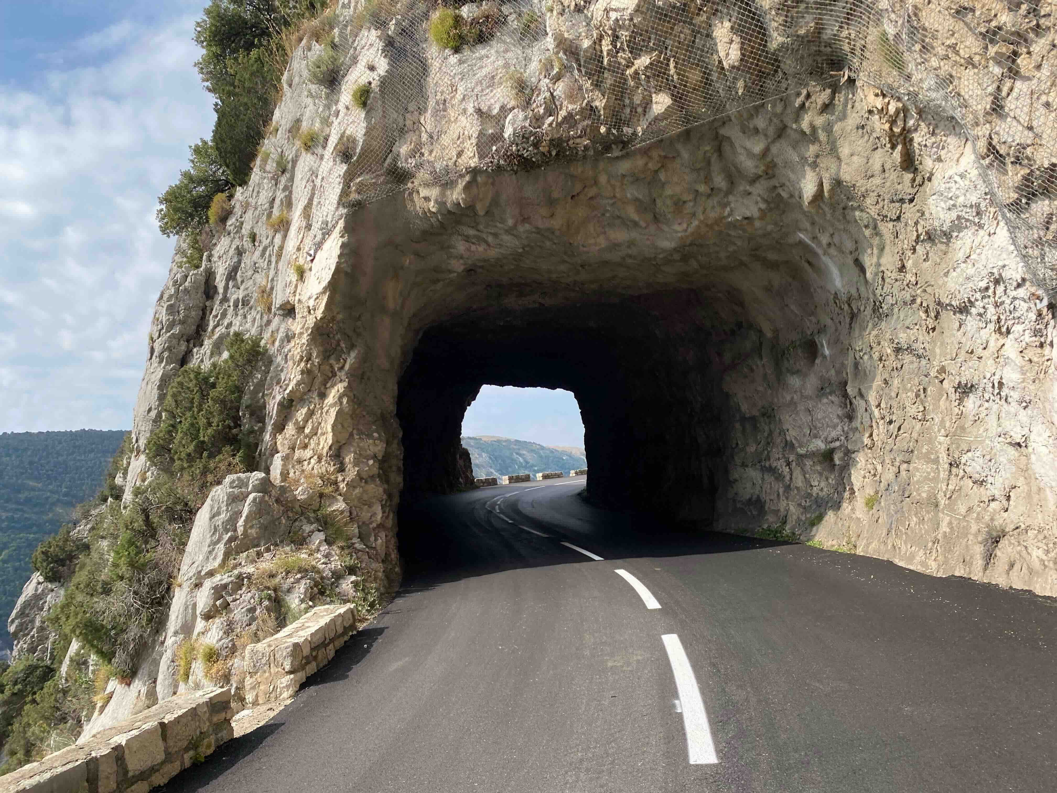 Bergstraße mit Straßen-Tunnel