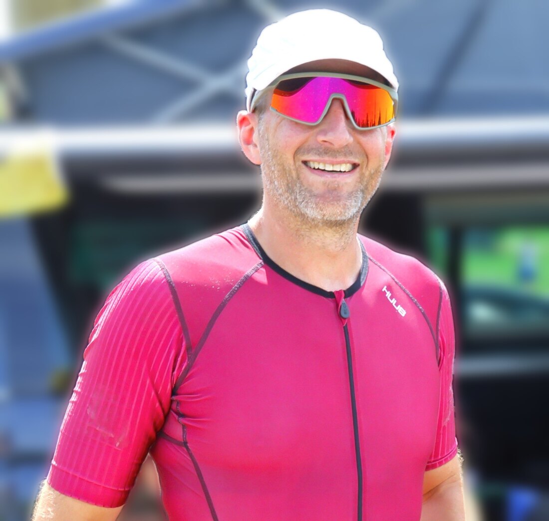 Felix Walter nach dem Zieleinlauf beim Not-Nice-Triathlon 2026