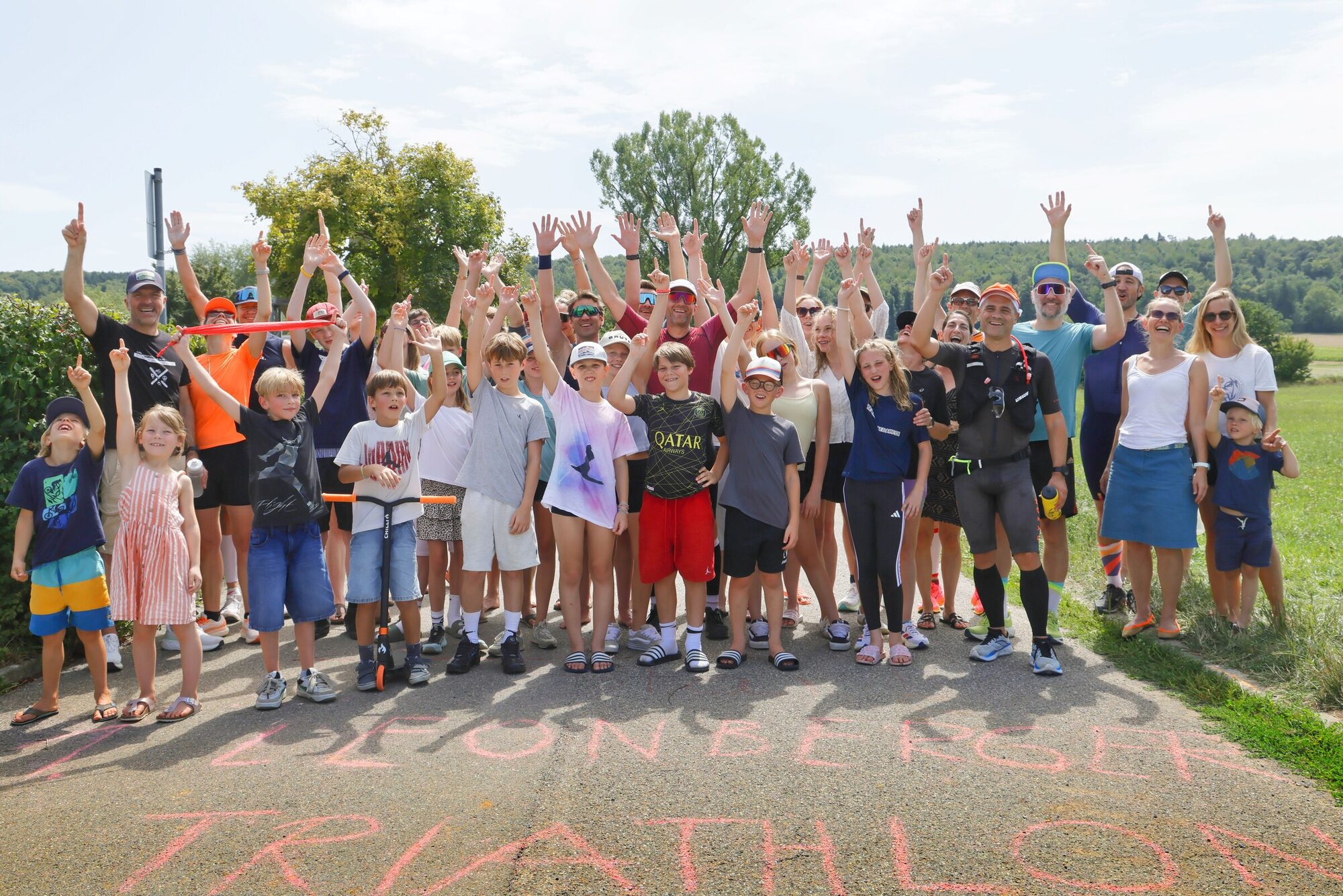 Gruppenfoto aller Athlet:innen, Helfer:innen und Zuschauer:innen beim Not-Nice-Triathlon 2026 in Leonberg
